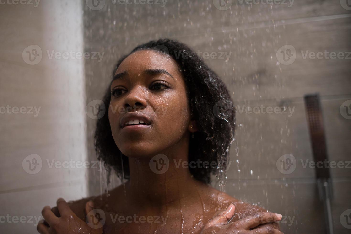 mulher afro-americana no chuveiro foto