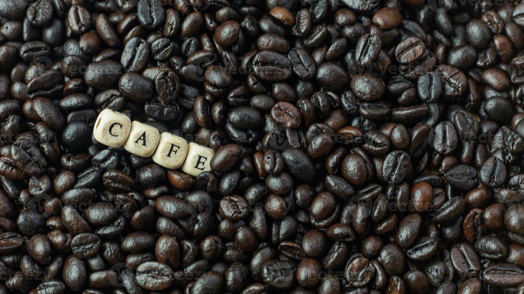 café torrado e cubo de madeira de texto fecham a imagem. foto