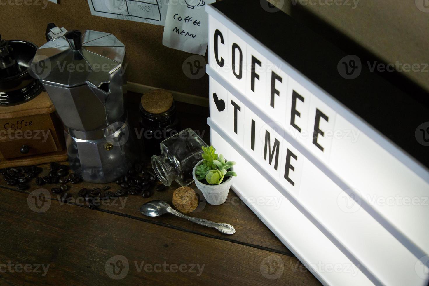 café torrador vintage na mesa de madeira. foto