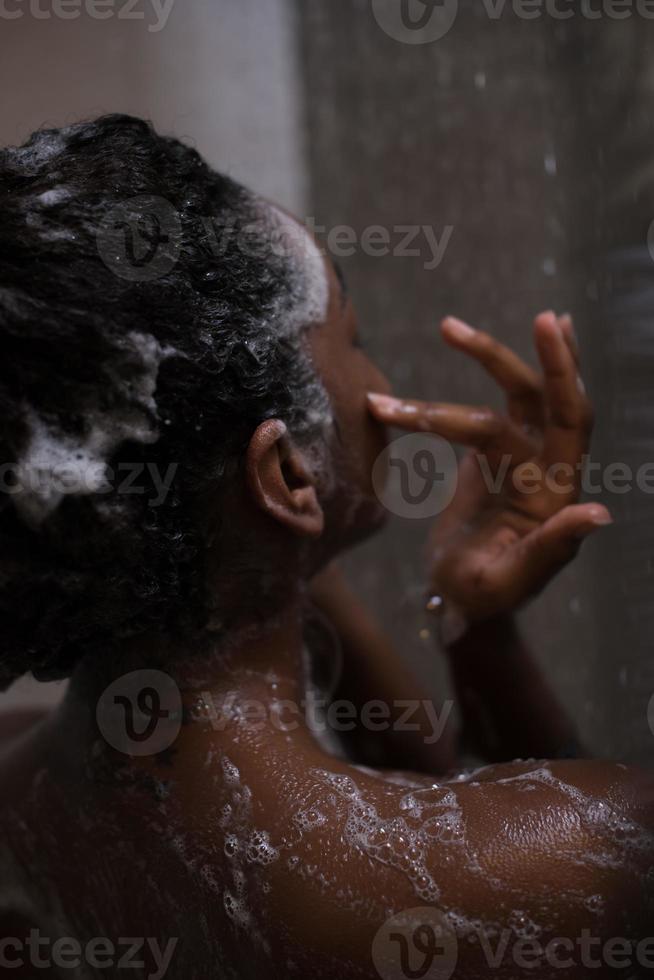 mulher afro-americana no chuveiro foto