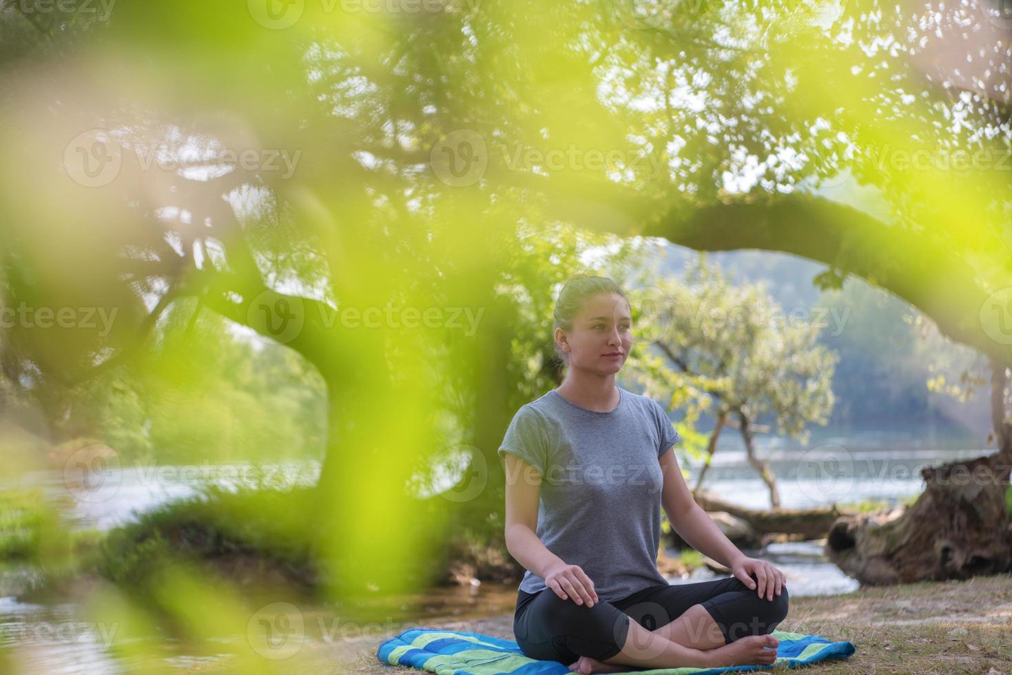 mulher meditando e fazendo exercícios de ioga foto