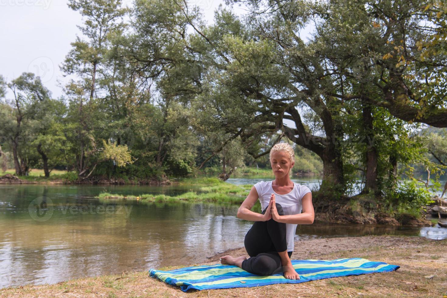 mulher meditando e fazendo exercícios de ioga foto