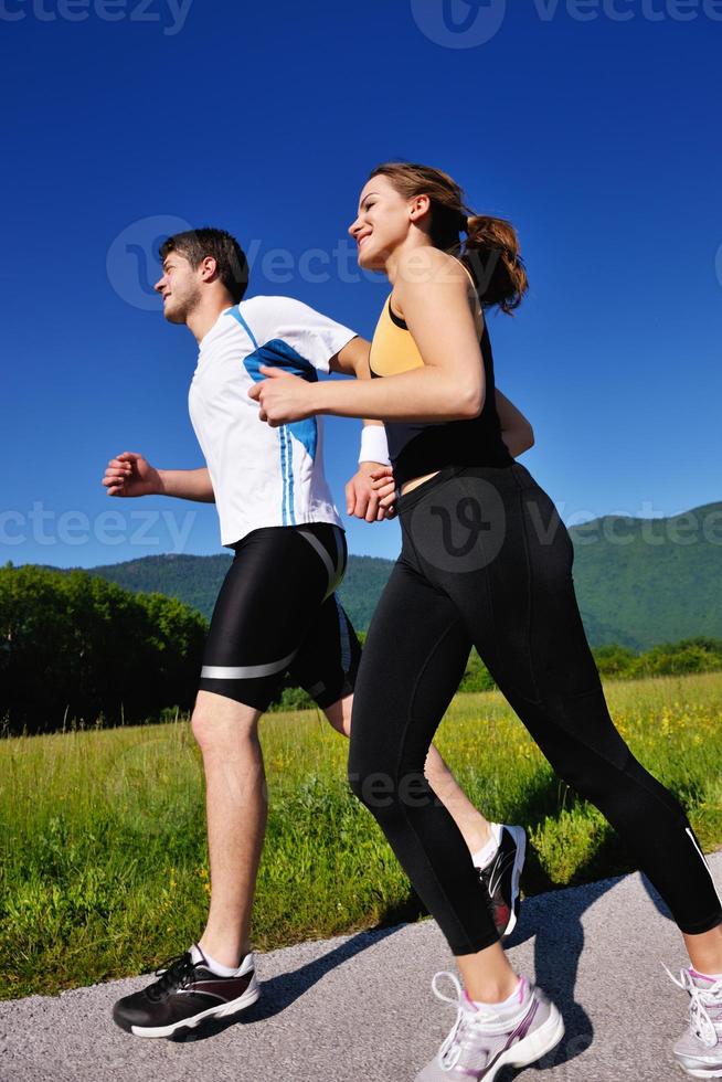 jovem casal correndo foto