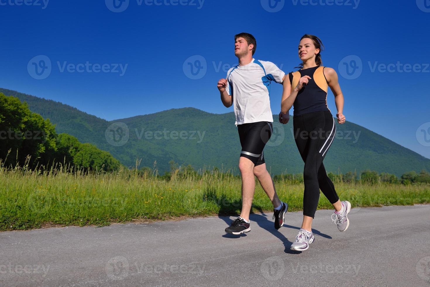 jovem casal correndo foto