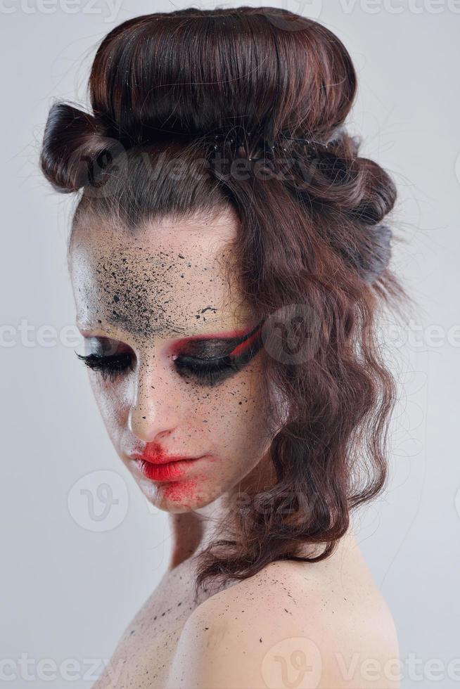 maquiagem de luxo de mulher bonita foto