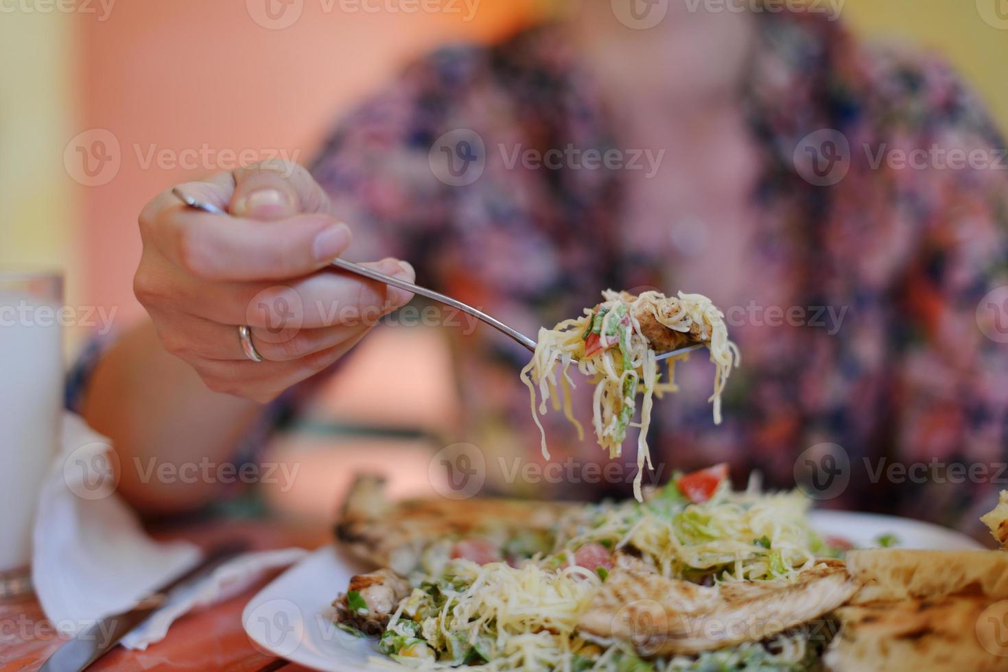 mulher come salada foto