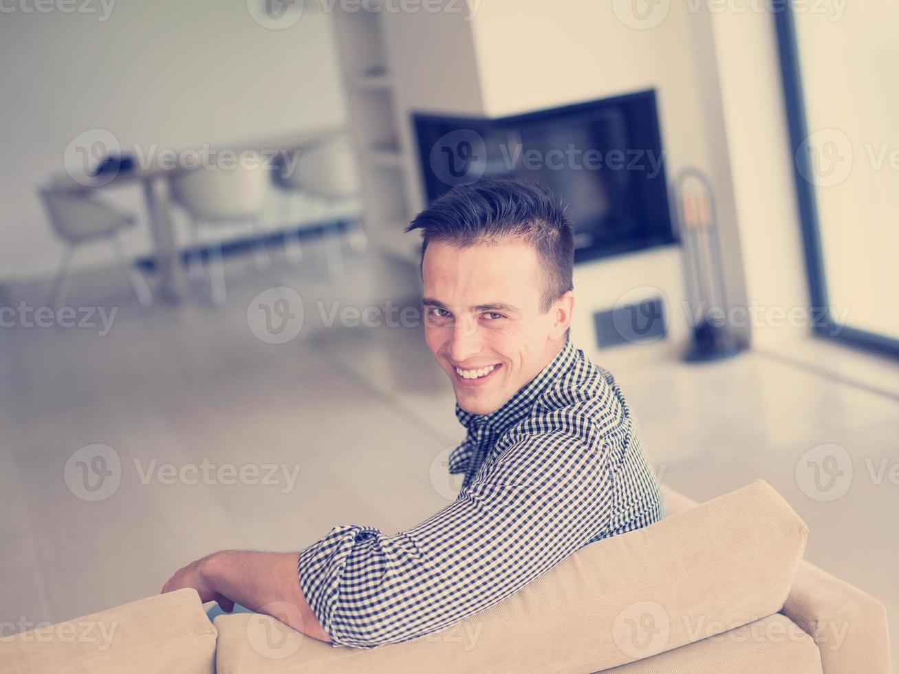 retrato de um jovem aproveitando o tempo livre foto