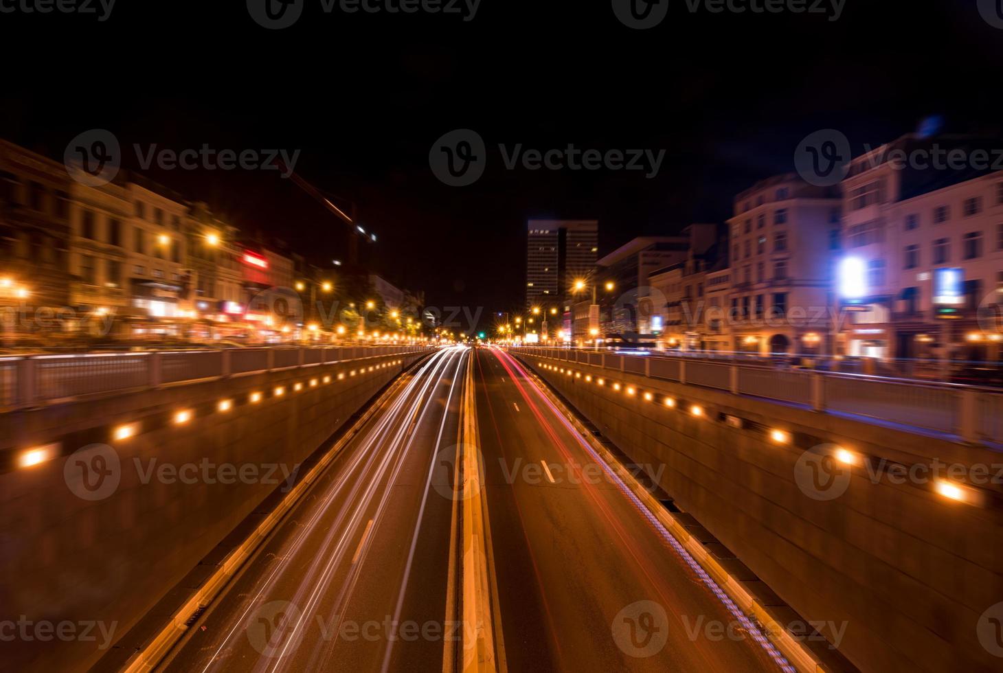 tiro noturno de tráfego de bruxelas foto