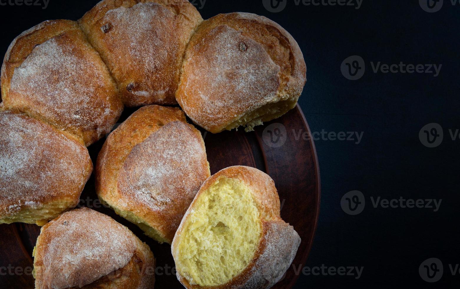 pão de milho em um prato de barro cerâmico. pão de arte. foto