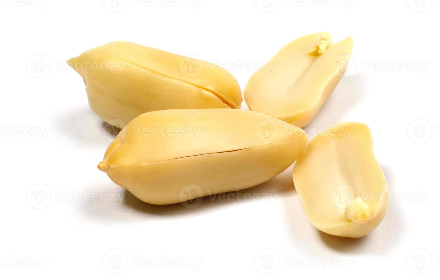 grãos de amendoim são isolados em um fundo branco. foto