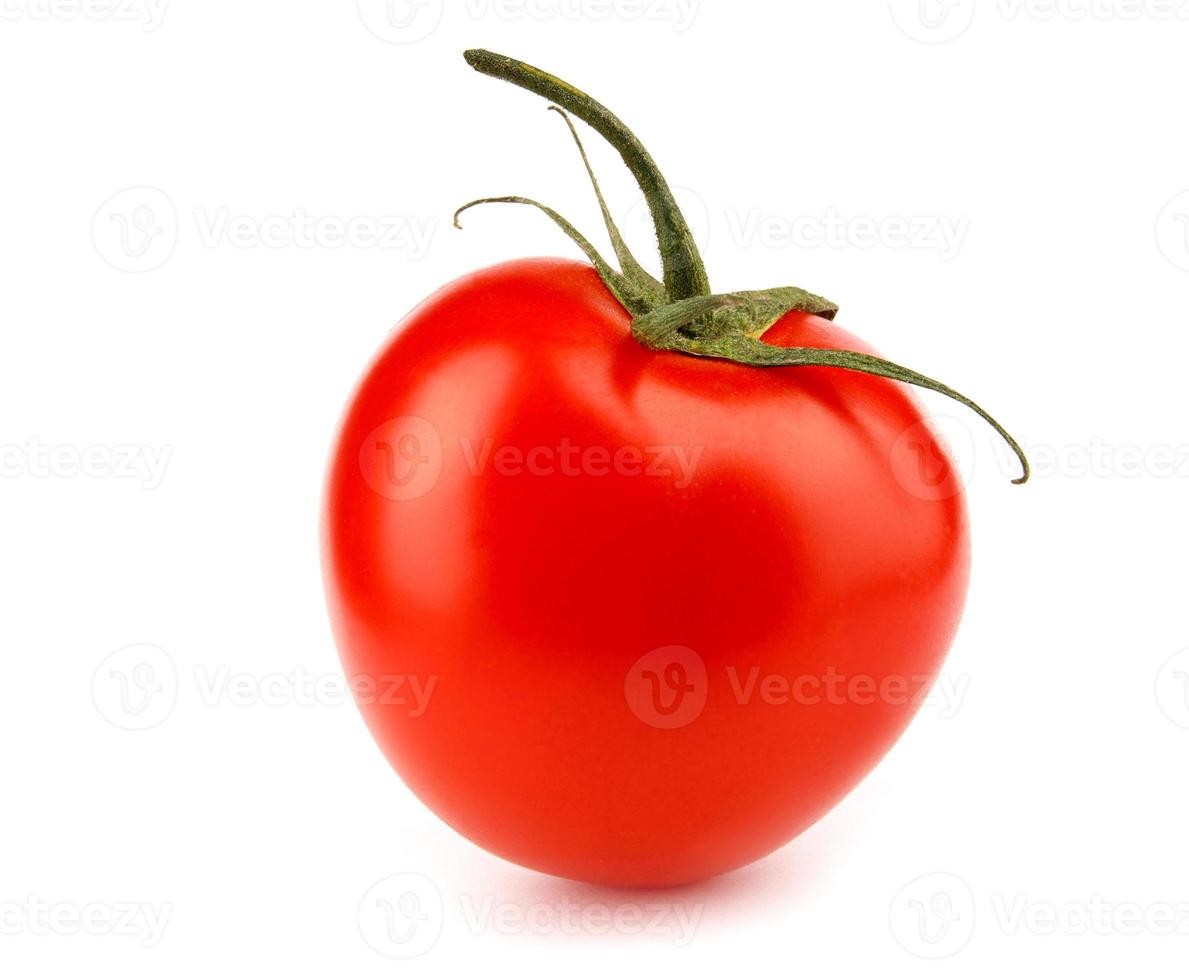 o tomate vermelho maduro é isolado em um fundo branco. caminho de recorte completo. foto