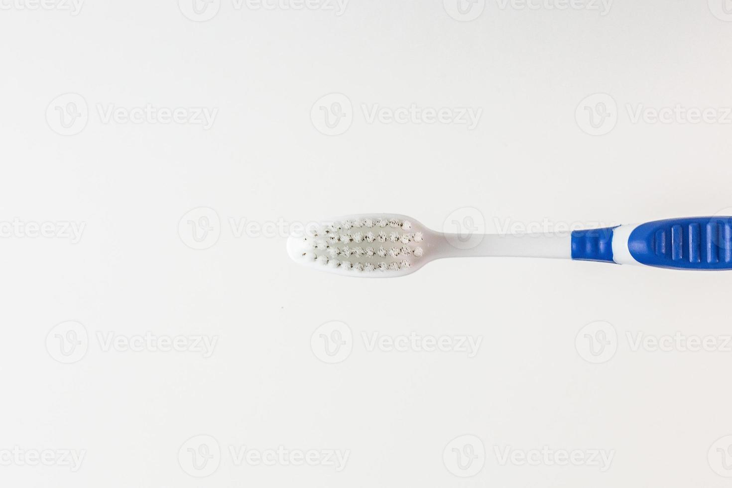 uma escova de dentes no fundo branco fechar a imagem. foto