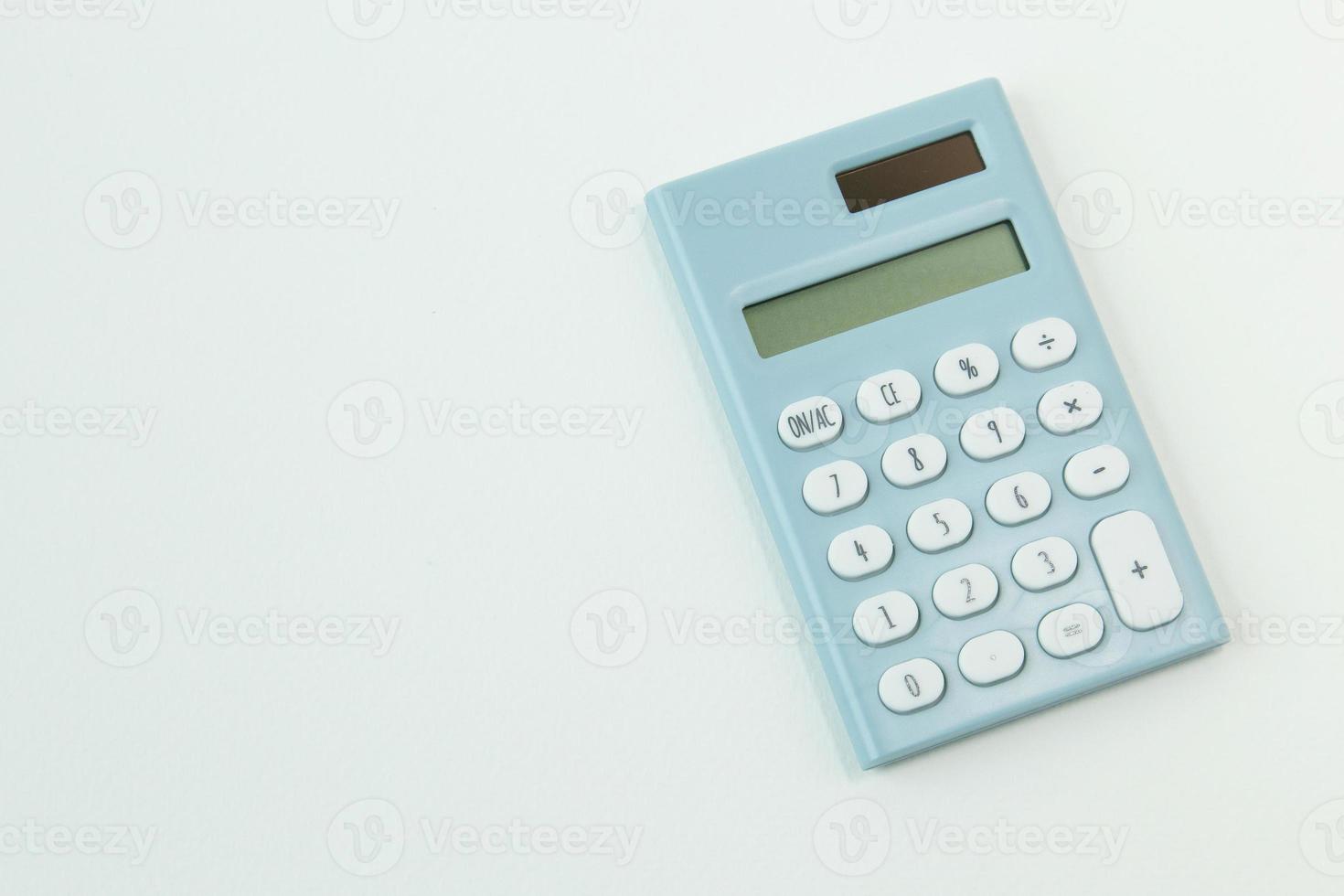 imagem de fundo branco calculadora azul close-up. foto