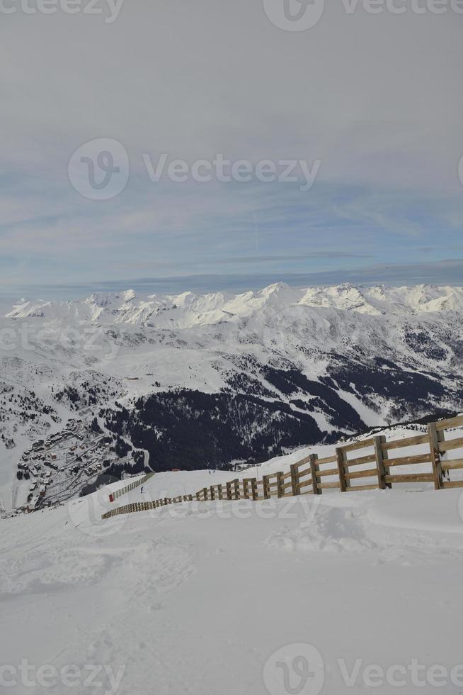 vista panorâmica das montanhas de inverno foto