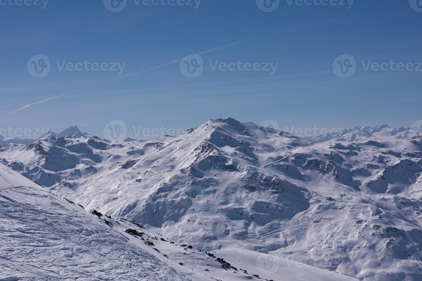 bela paisagem de montanha no inverno foto