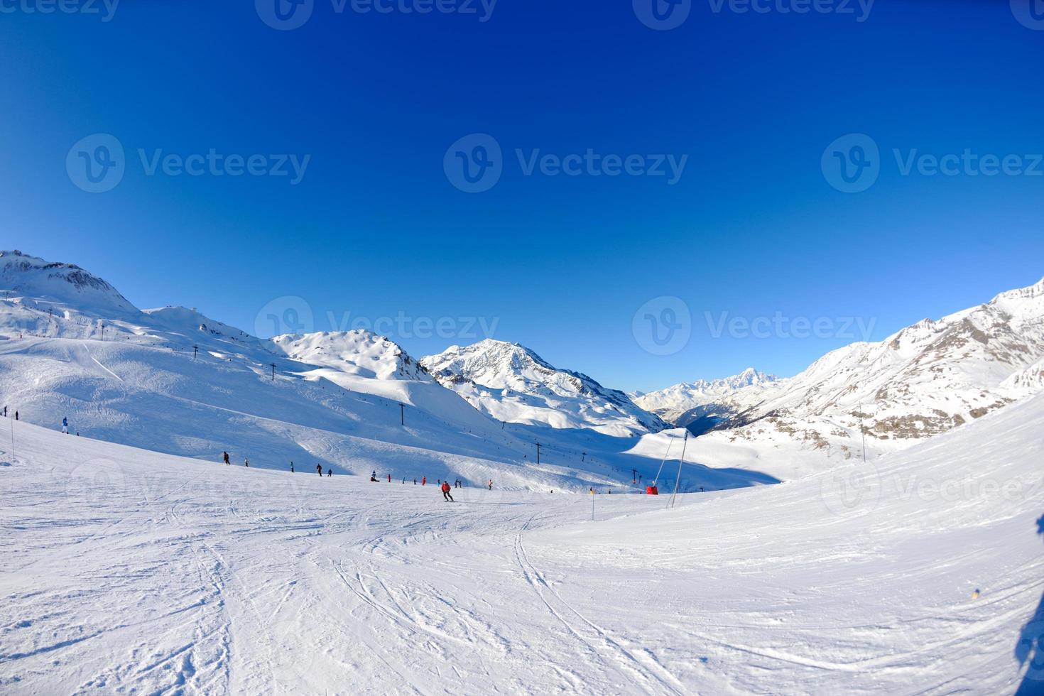 altas montanhas sob a neve no inverno foto