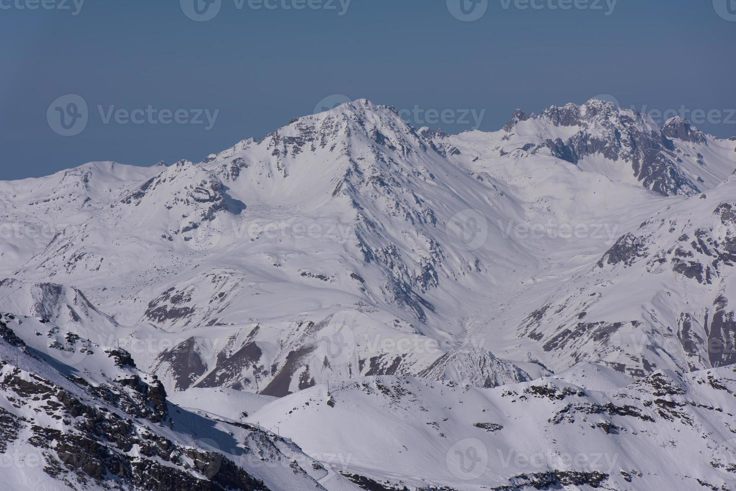 bela paisagem de montanha no inverno foto