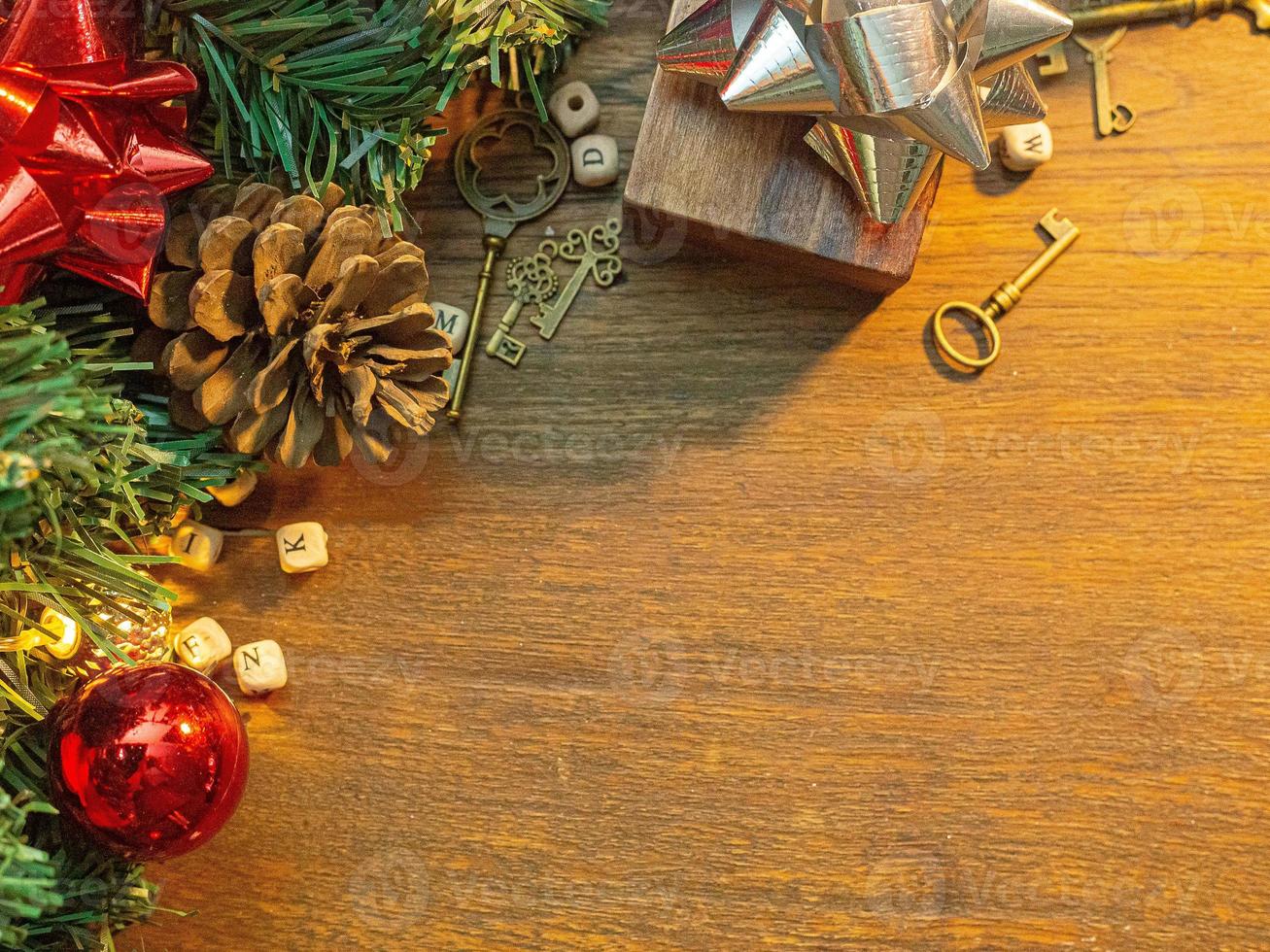 decorações de natal na mesa de madeira para conteúdo de férias. foto