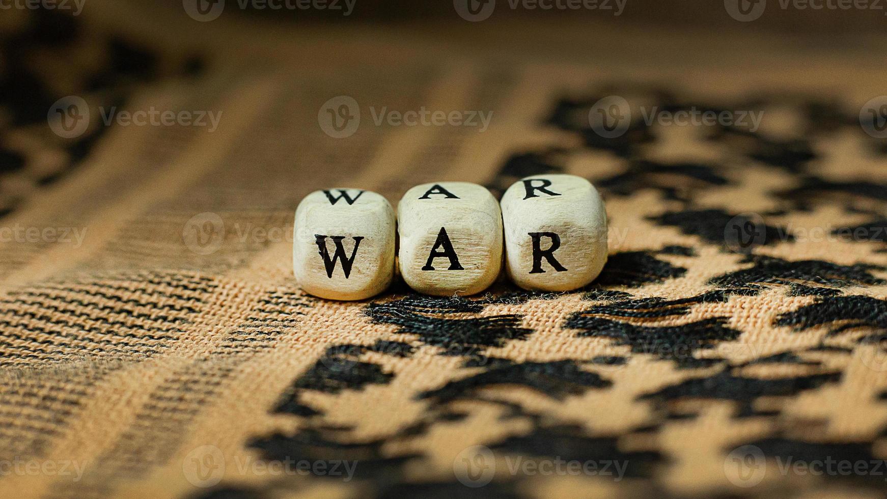 guerra no cubo de madeira em shemagh para conteúdo militar. foto