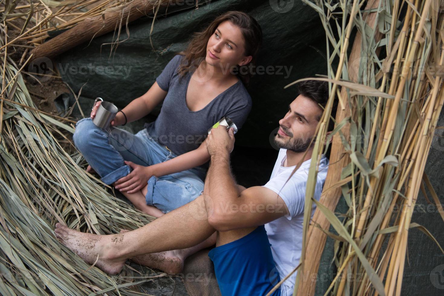 casal passando tempo juntos na barraca de palha foto