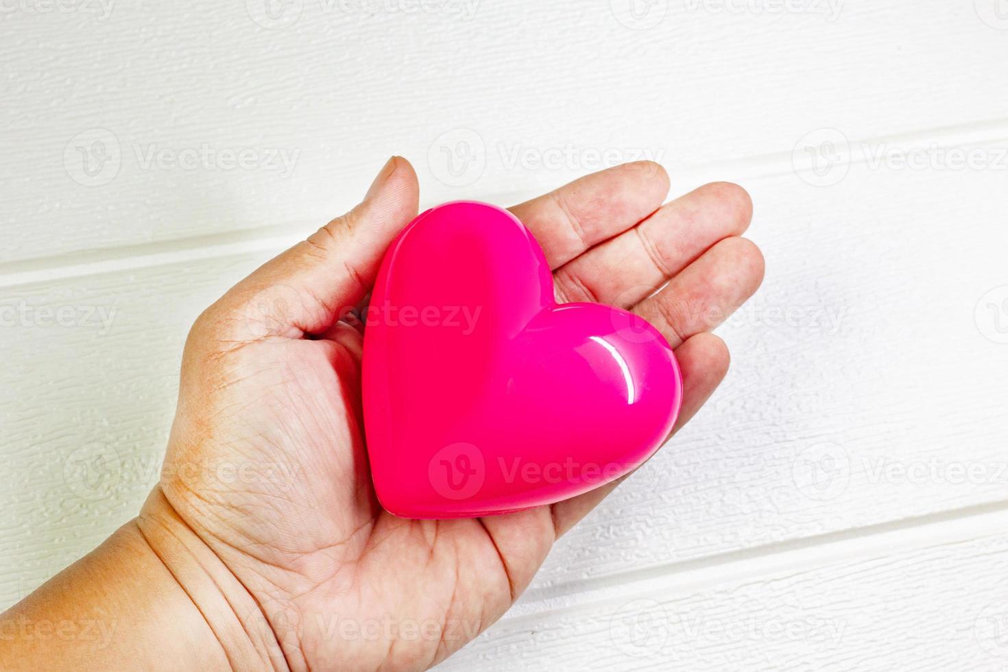 coração rosa e mão para conteúdo médico. foto