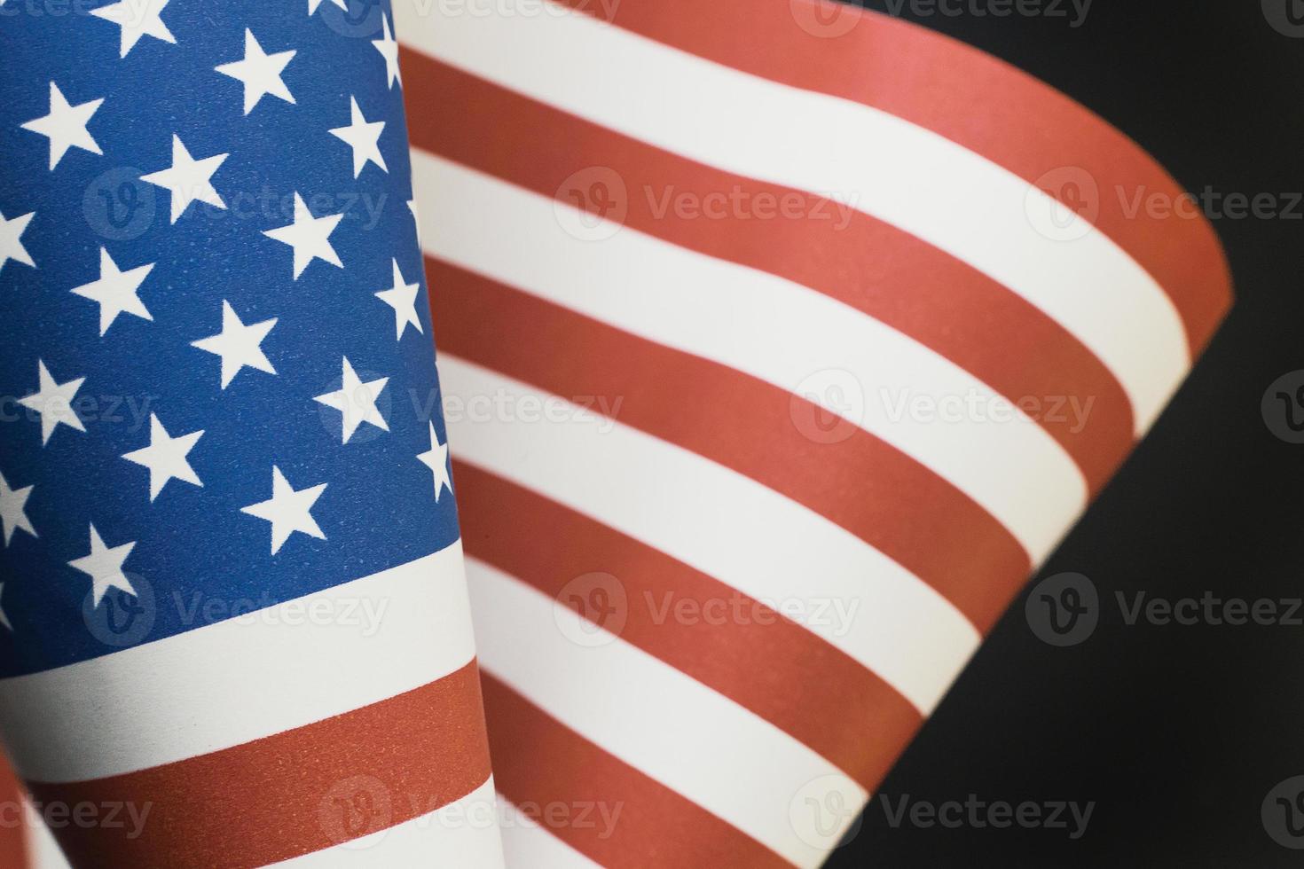 o conceito do dia dos veteranos bandeira dos estados unidos da américa em fundo preto. foto