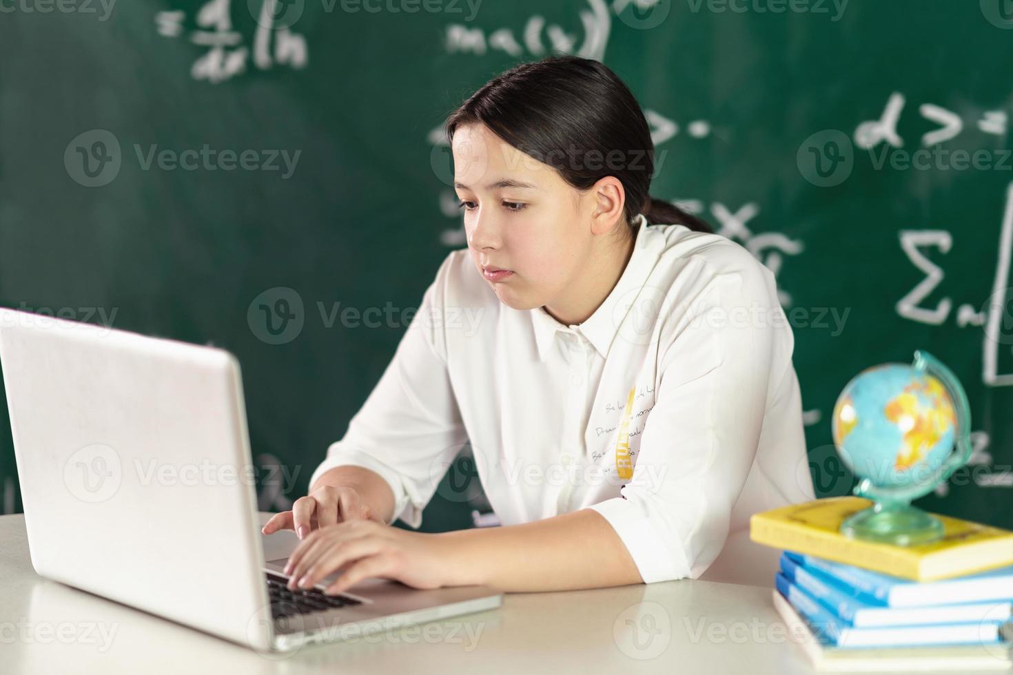 estudante usando laptop. educação online durante a pandemia de coronavírus foto