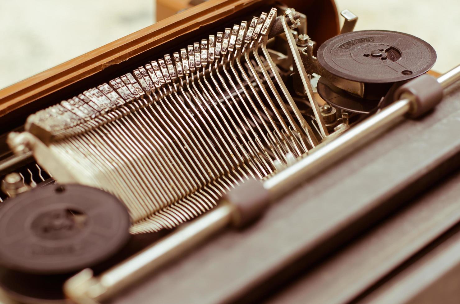 máquina de escrever inglesa antiga em tom vintage quente foto