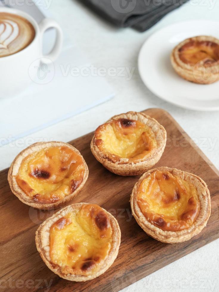 torta de ovo portuguesa ou torta de ovo, sobremesa tradicional portuguesa. servido em um prato branco. fundo desfocado e imagem de foco seletivo. foto