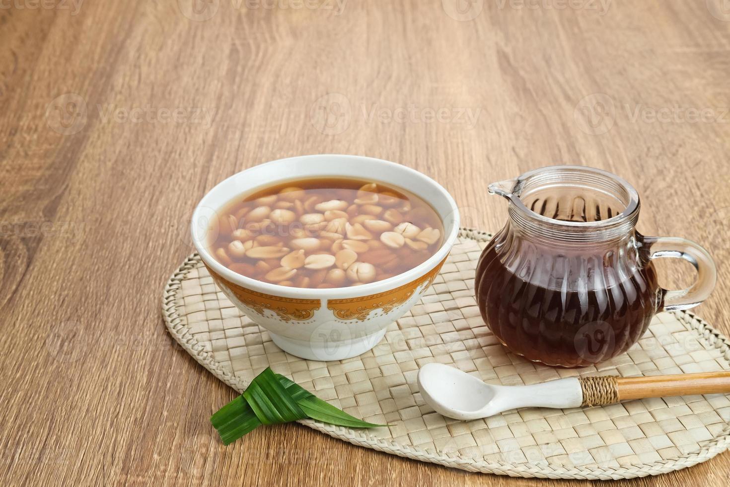wedang kacang, uma bebida tradicional de ervas da Indonésia, feita de amendoim, gengibre, açúcar de palma e folhas de pandan foto