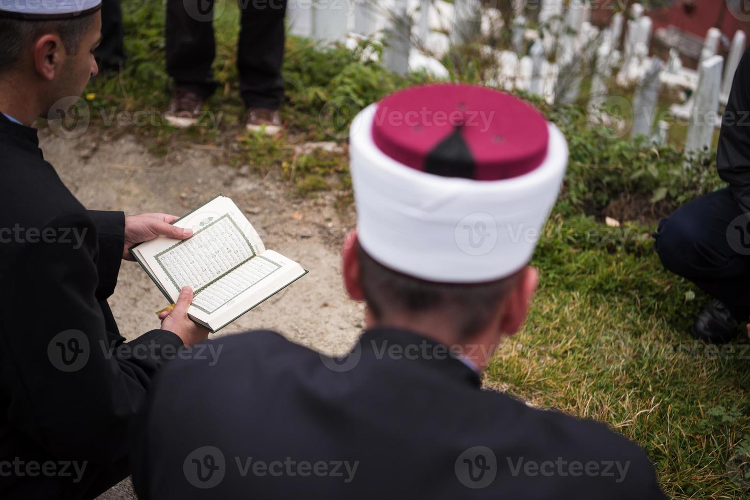 leitura do livro sagrado do Alcorão pelo imã no funeral islâmico foto