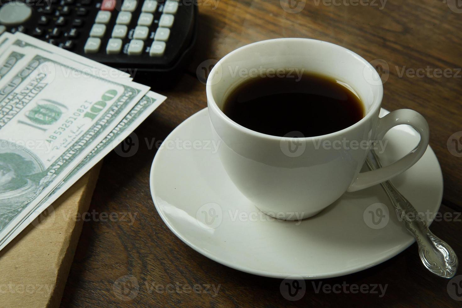 pessoa de negócios trabalhando em fundo plano leigo de mesa de madeira. foto