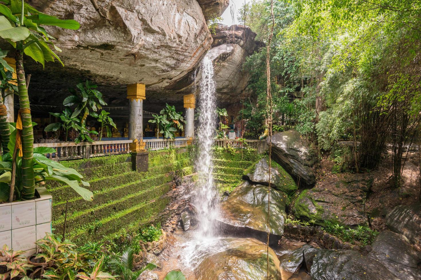 uma cachoeira incrível na caverna de wat tham heo sin chai haewsindhuchai na província de ubon ratchathani da região nordeste da tailândia. foto