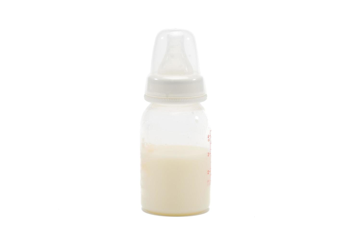 leite materno fresco na garrafa em branco foto