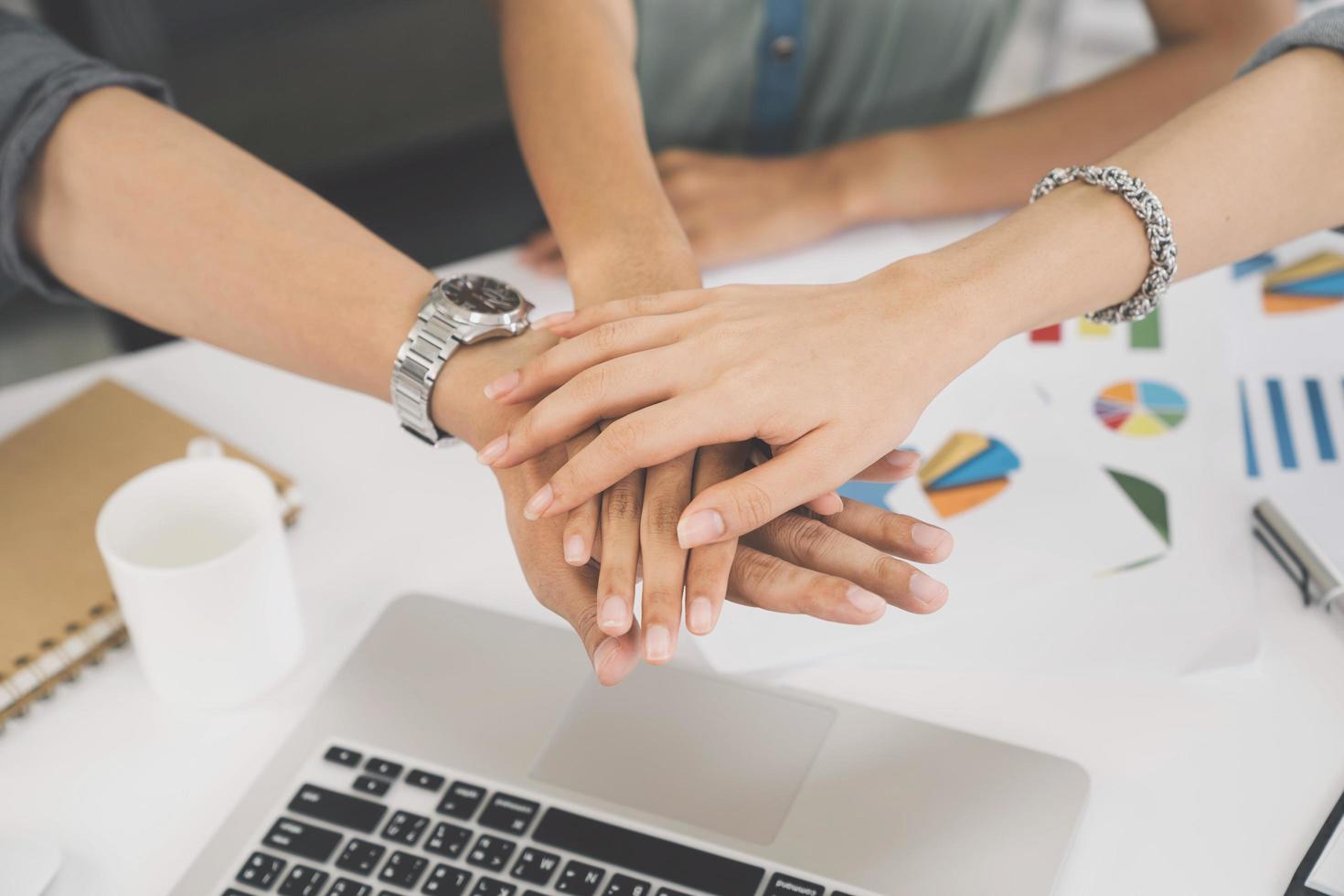 conceito de trabalho em equipe de parceiros de negócios, equipe criativa, colegas de trabalho, trabalho em equipe, juntar as mãos conceito de parceria foto