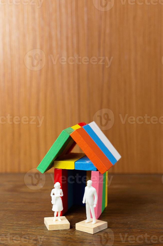 a casa de construção multicolor do domino na imagem da mesa de madeira. foto