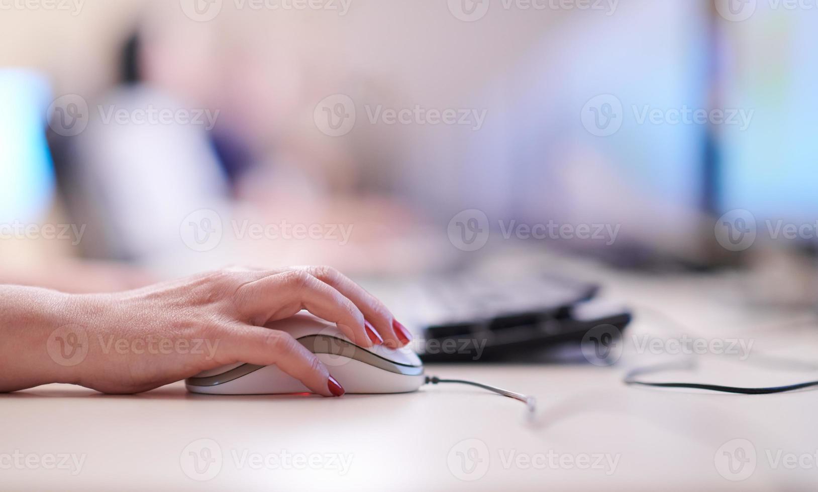 feminino mão segurando o mouse do computador foto