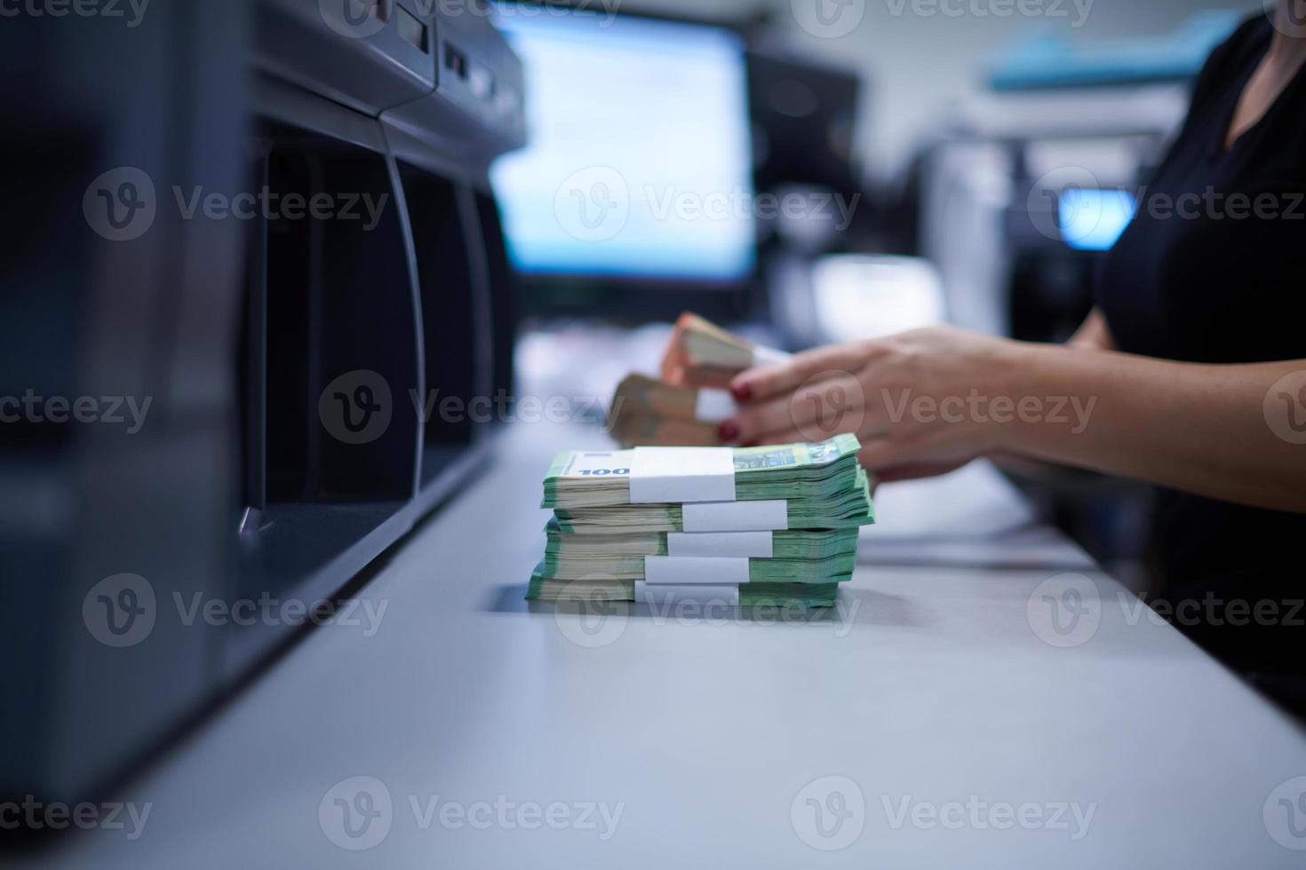 funcionários do banco classificando e contando notas de papel foto