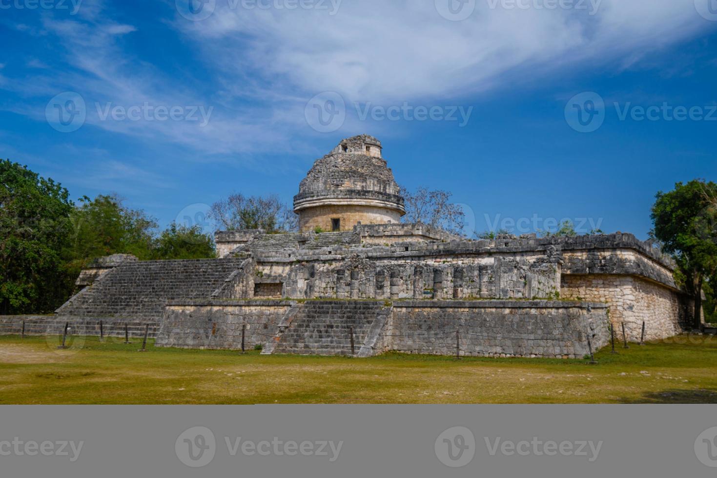ruínas do templo observatório el caracol, chichen itza, yucatan, méxico, civilização maia foto