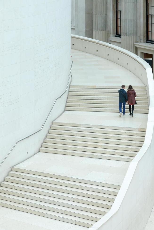 londres, reino unido - 6 de novembro de mãos dadas na escadaria da grande corte no museu britânico em londres em 6 de novembro de 2012 duas pessoas não identificadas foto