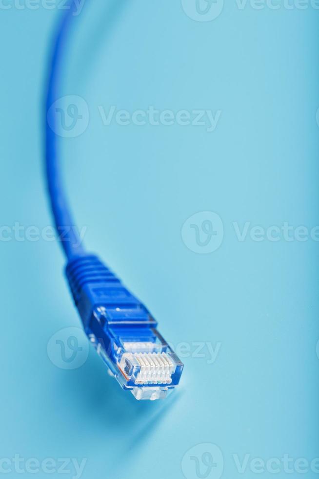 cabo de remendo de cabo ethernet azul em um fundo azul com espaço livre foto