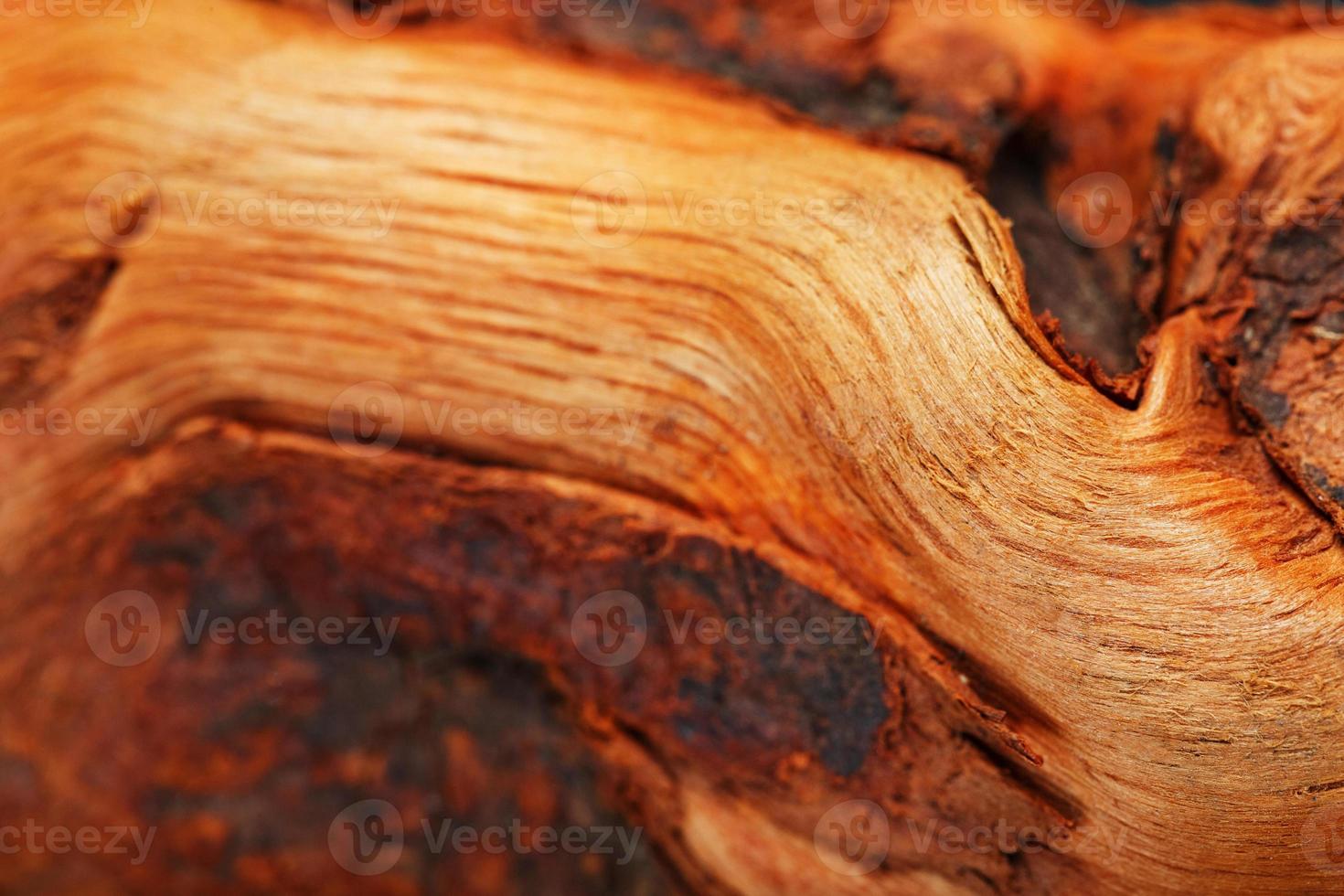 problema de madeira curvo texturizado de cor marrom com textura como pano de fundo. foto