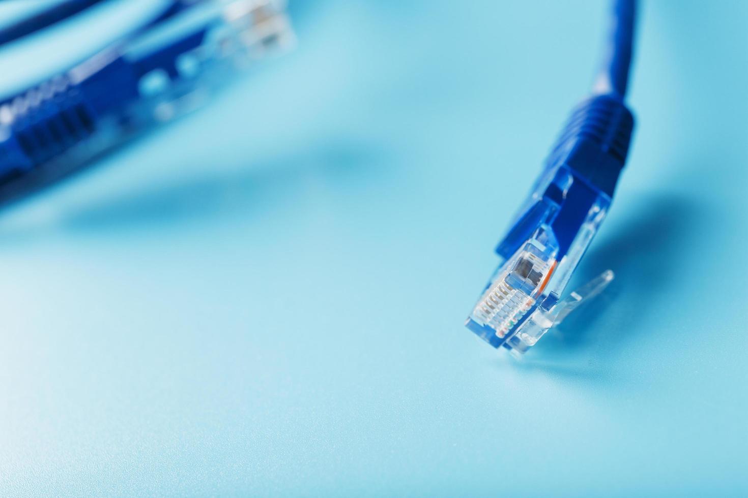cabo de internet utp azul isolado em um cabo ethernet de fundo azul foto