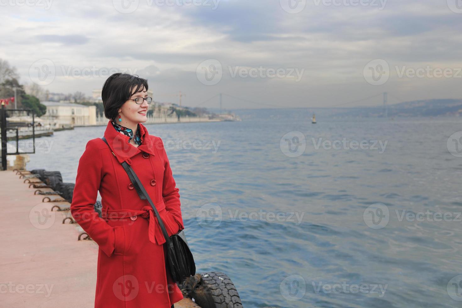 mulher visita a antiga istambul na turquia foto