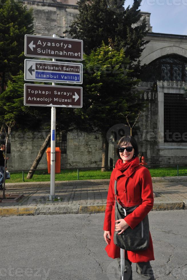 mulher visita a antiga istambul na turquia foto