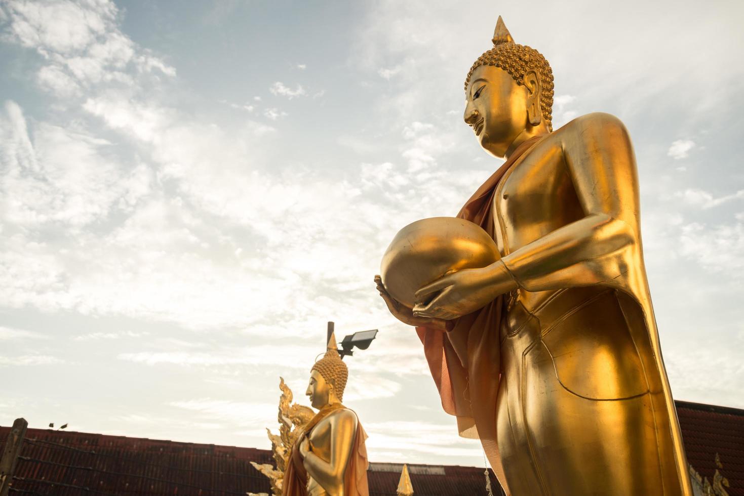 a imagem de Buda em pé dourado em estilo tailandês. foto