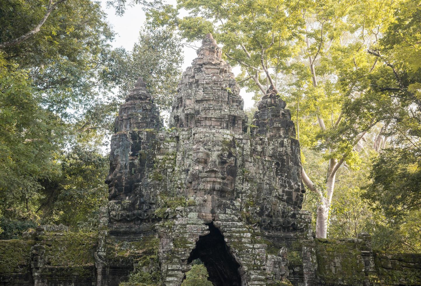 o portão de bayon de angkor thom o antigo império khmer em siem reap, camboja. foto