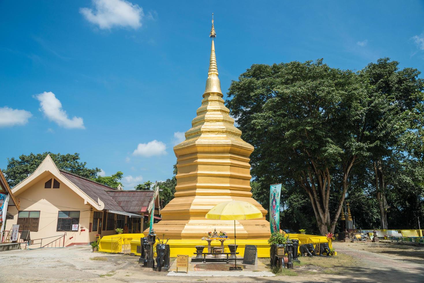 wat phra that chom thong um dos 9 pagodes importantes da província de chiangrai, tailândia. foto