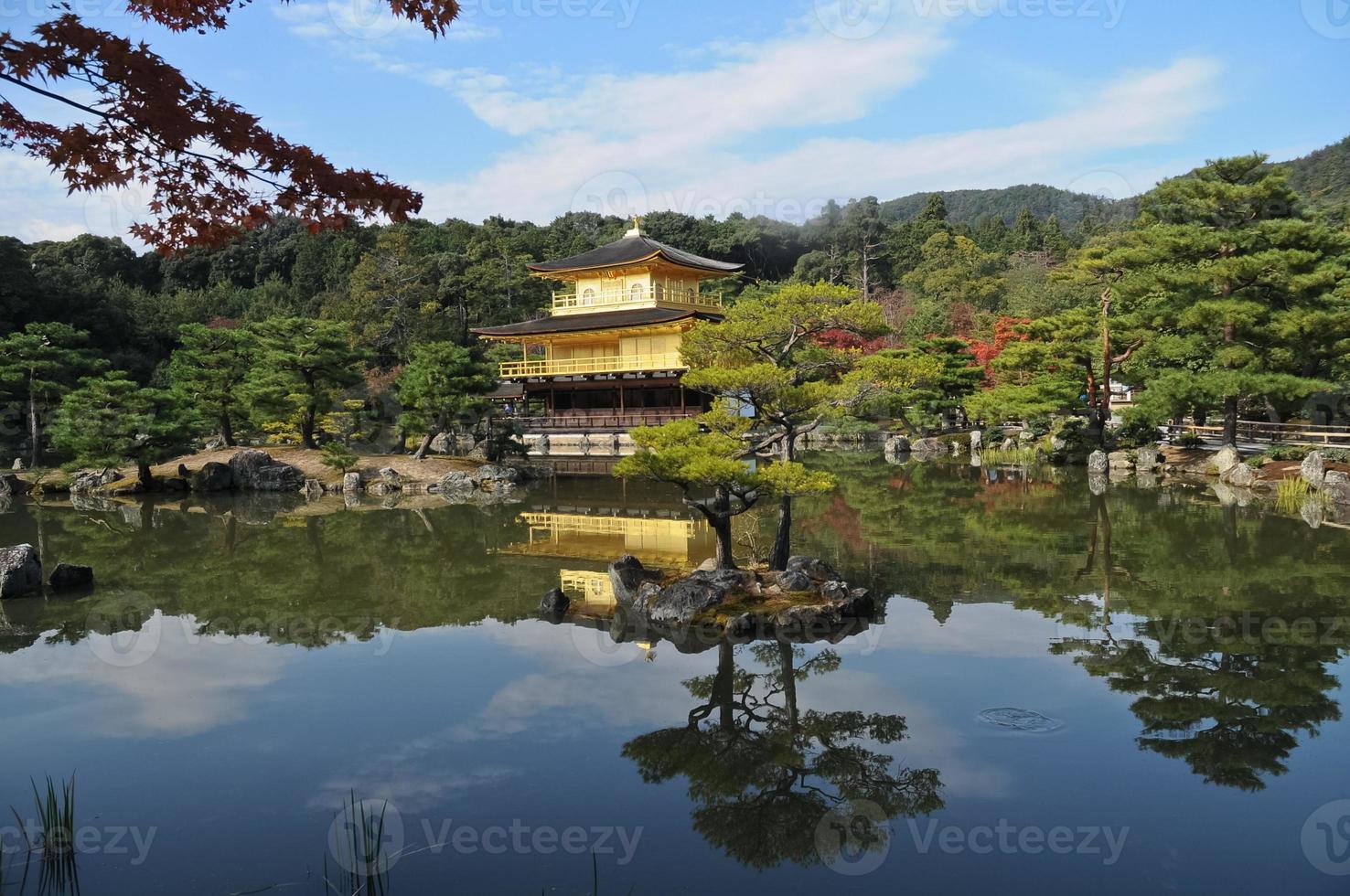 reflexão da lagoa e pavilhão dourado japonês kinkakuji no outono kyoto japão foto