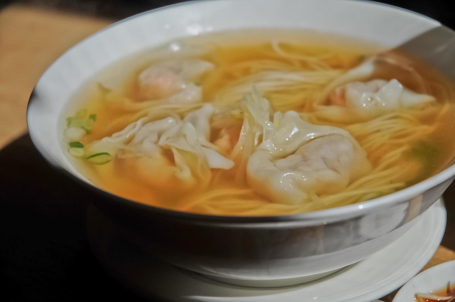 wonton de camarão bolinhos de massa sopa de macarrão estilo cantonês foto